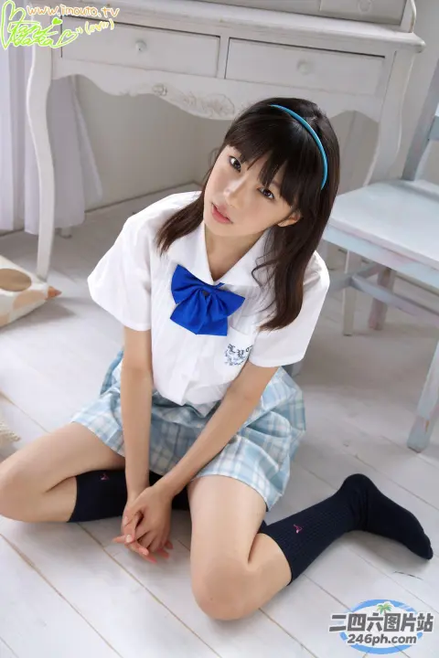 穿着校服的 arafed 亚洲女孩坐在地板上