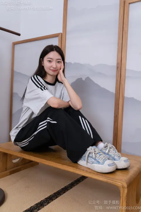 阿拉夫德女人坐在一个以山为背景的房间里的长凳上
