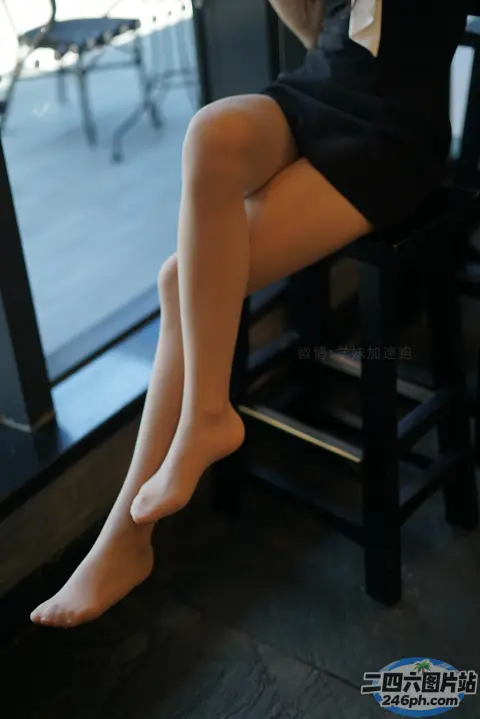 有个女人坐在椅子上，双腿交叉