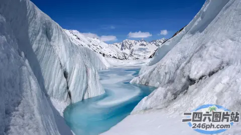 雪山中央有一条狭窄的水流