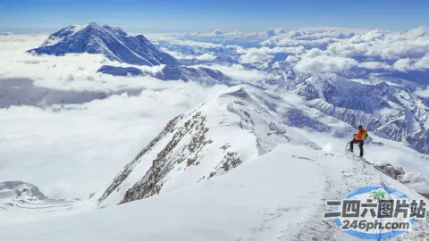 山顶上的滑雪者可以欣赏到云层的景色