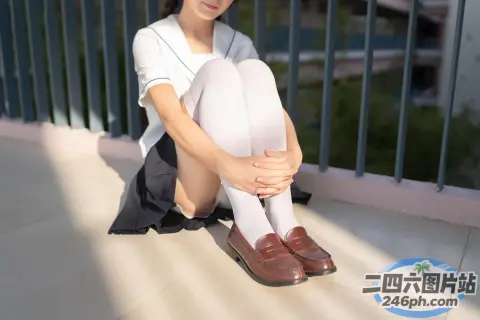 有一个女人坐在地上，双腿交叉