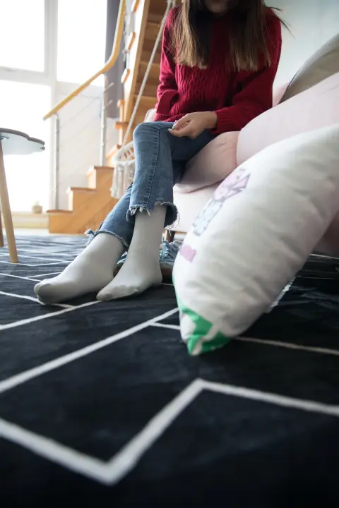 Arafed 女人坐在床上，手里拿着一个枕头和一个枕头