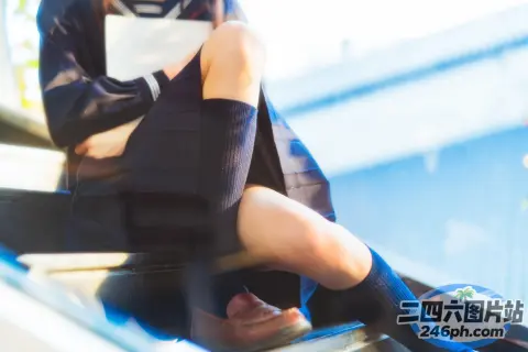 有一个女人盘着腿坐在长凳上